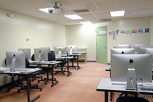 computer lab full of Mac Computers