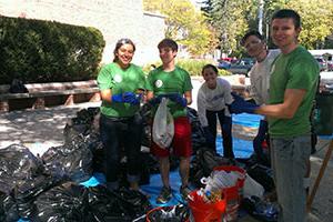 students volunteering